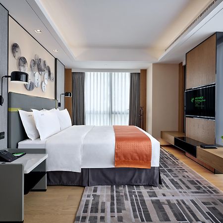 Holiday Inn Guangzhou South Lake Hotel - Ideal For Business & Leisure エクステリア 写真